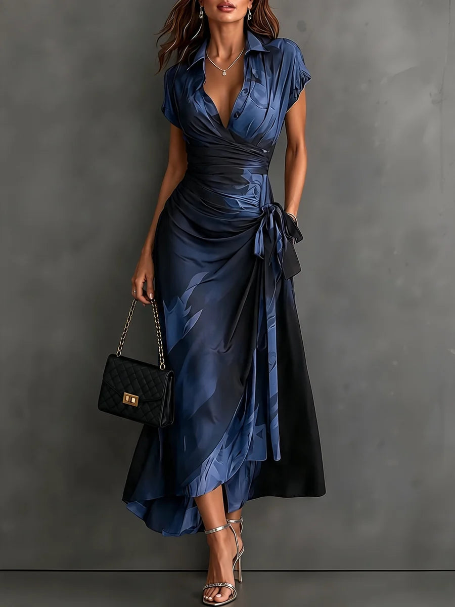 Carlijn | Midi-Jurk In Portemonnee-Stijl Met Abstracte Blauwe Print, V-Hals, Korte Mouwen, Strik In De Taille En Asymmetrische Zoom Met Ruches