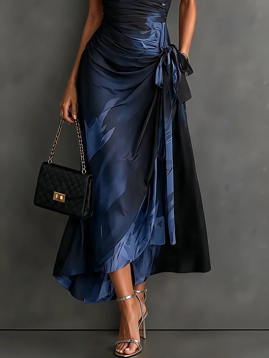 Carlijn | Midi-Jurk In Portemonnee-Stijl Met Abstracte Blauwe Print, V-Hals, Korte Mouwen, Strik In De Taille En Asymmetrische Zoom Met Ruches