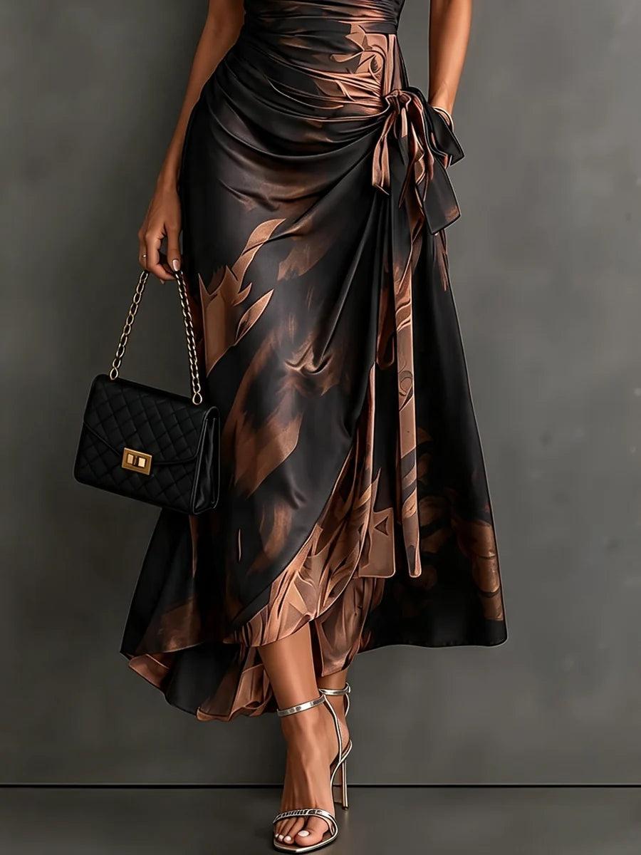 Antje | Midi-Jurk In Portemonnee-Stijl Met Abstracte Bruine Print, V-Hals, Korte Mouwen, Strik In De Taille En Asymmetrische Zoom Met Ruches